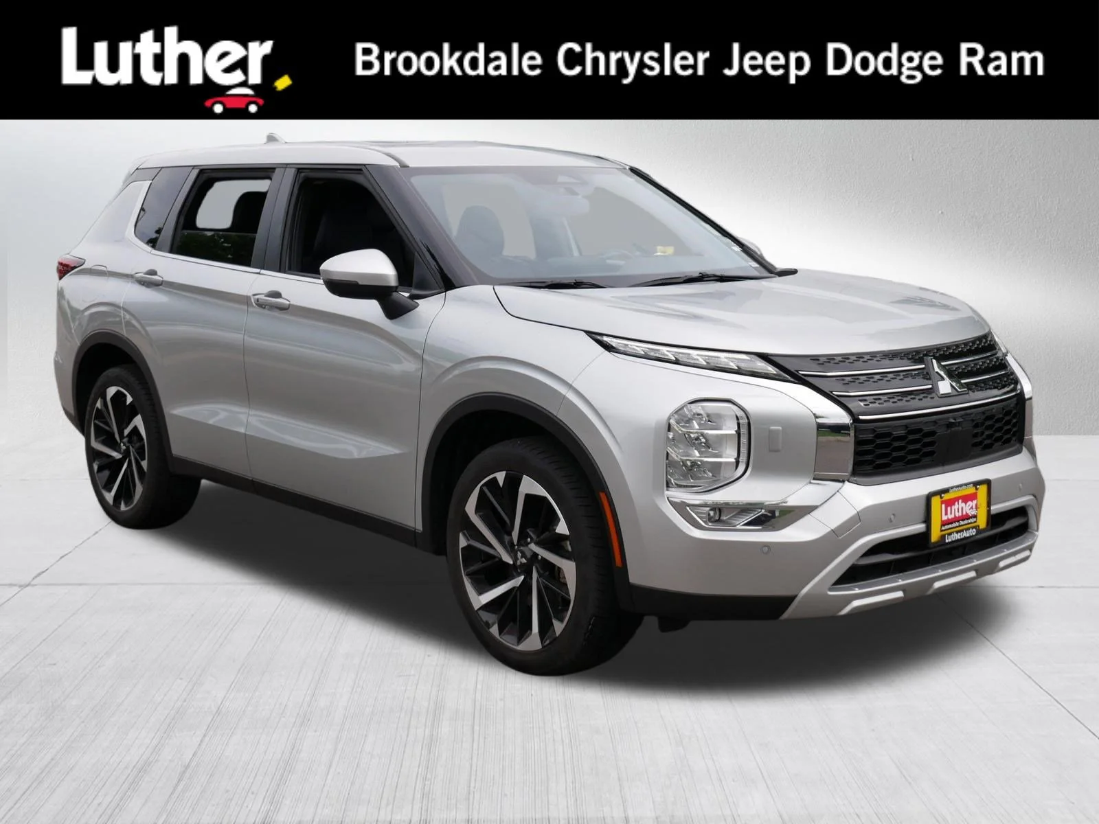 Used 2024 Alloy Silver Metallic Mitsubishi SE image 1