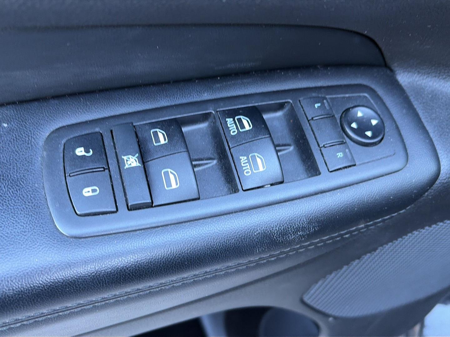 Used 2019 Diamond Black Crystal Pearlcoat Jeep Altitude image 7