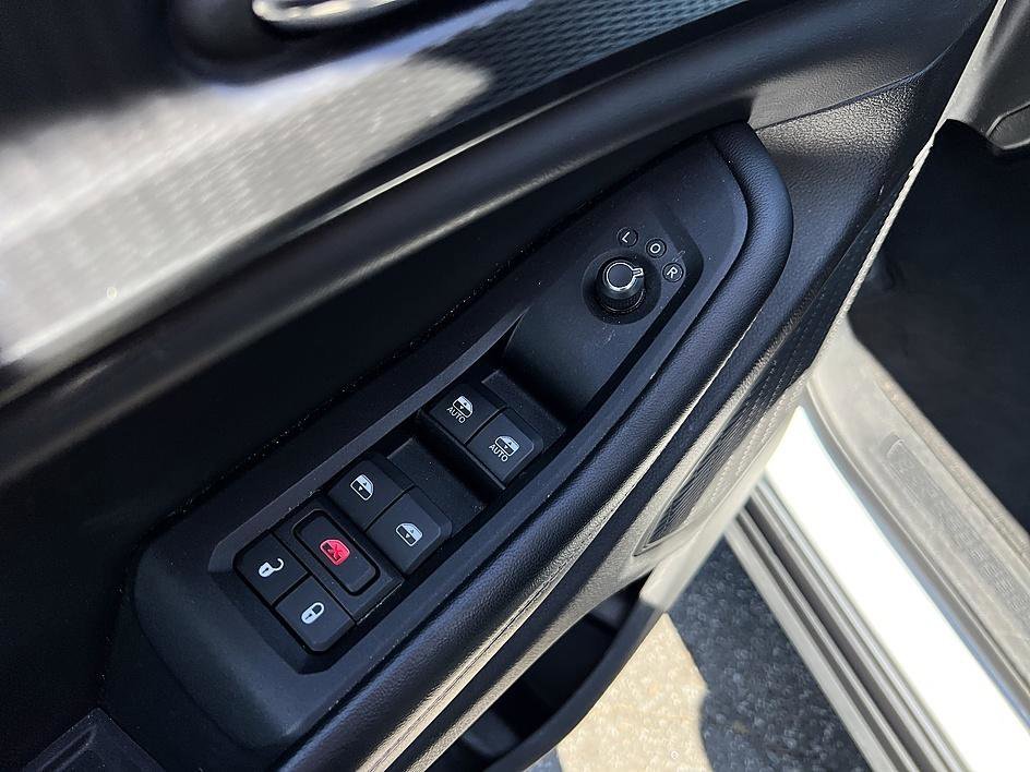 Used 2024 Silver Zynith Jeep Altitude image 21