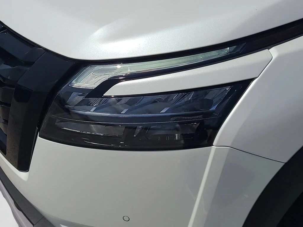 Used 2025 White Nissan Platinum FWD image 22