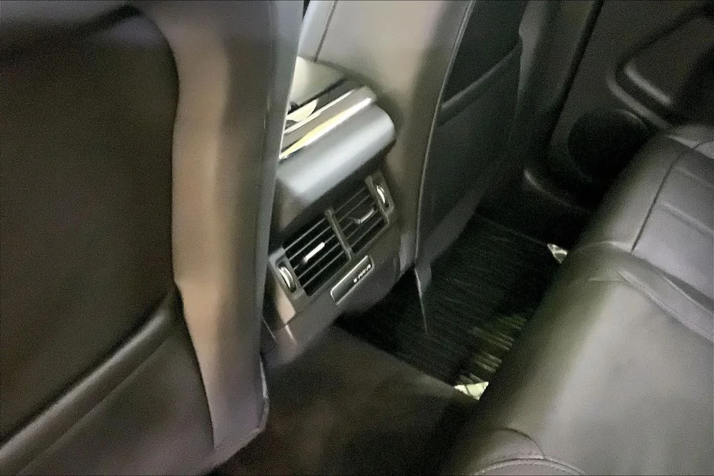 Used 2020 White Land Rover R-Dynamic HSE image 25