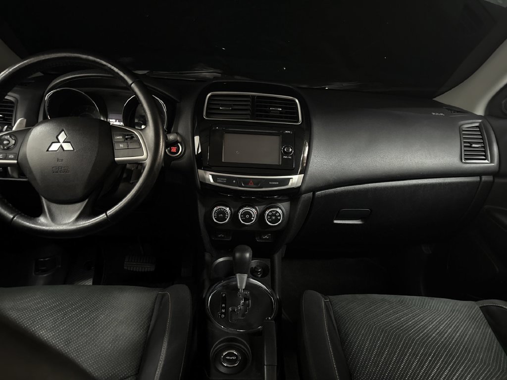 Used 2015 Silver Mitsubishi SE image 18