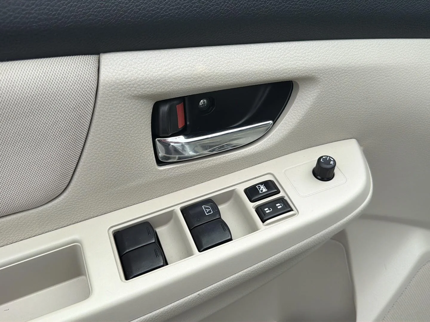 Used 2013 Satin White Pearl Subaru Premium image 13