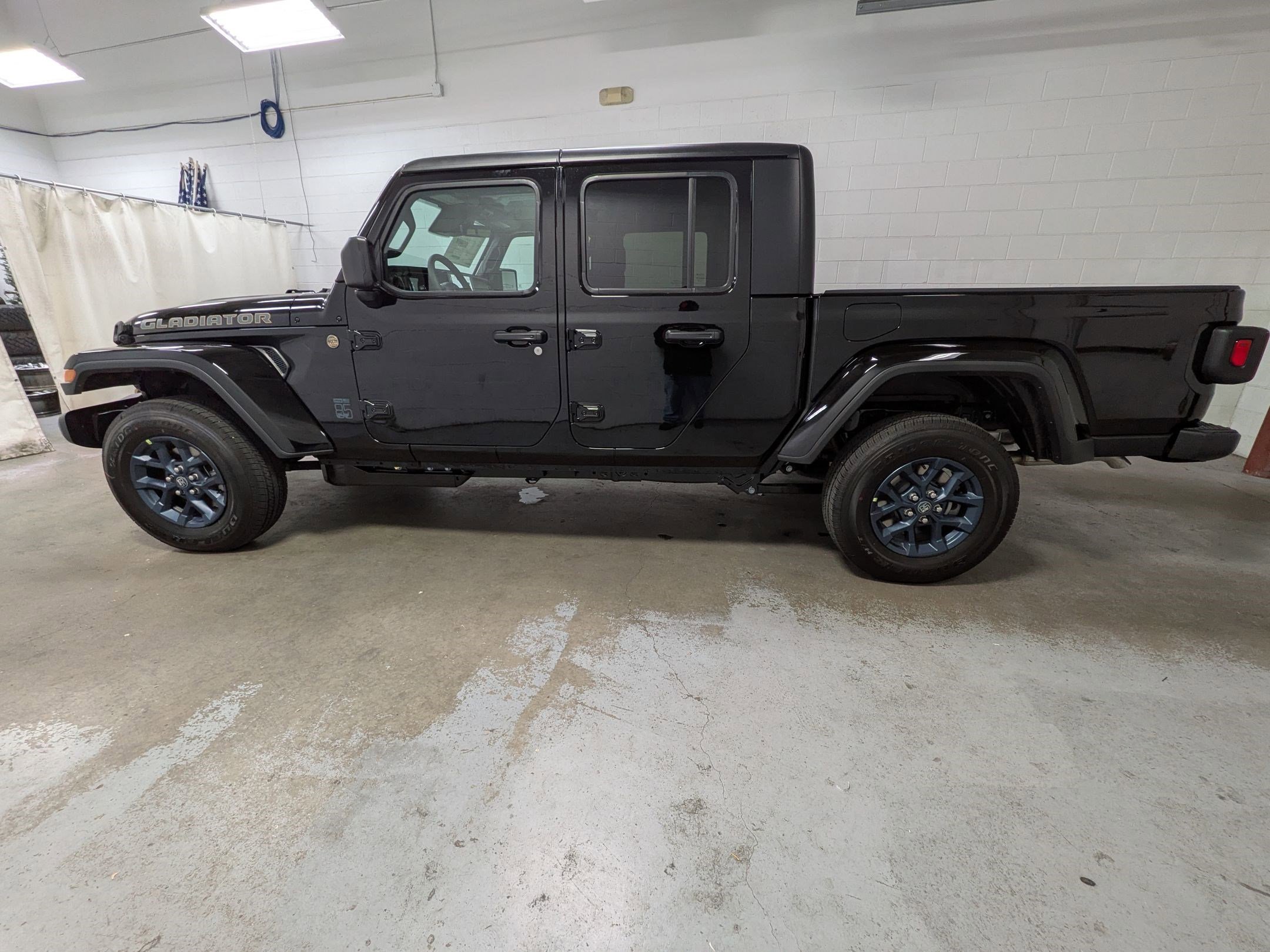 New 2026 Black Clear-Coat Exterior Paint Jeep 85th Anniversary Edition image 8