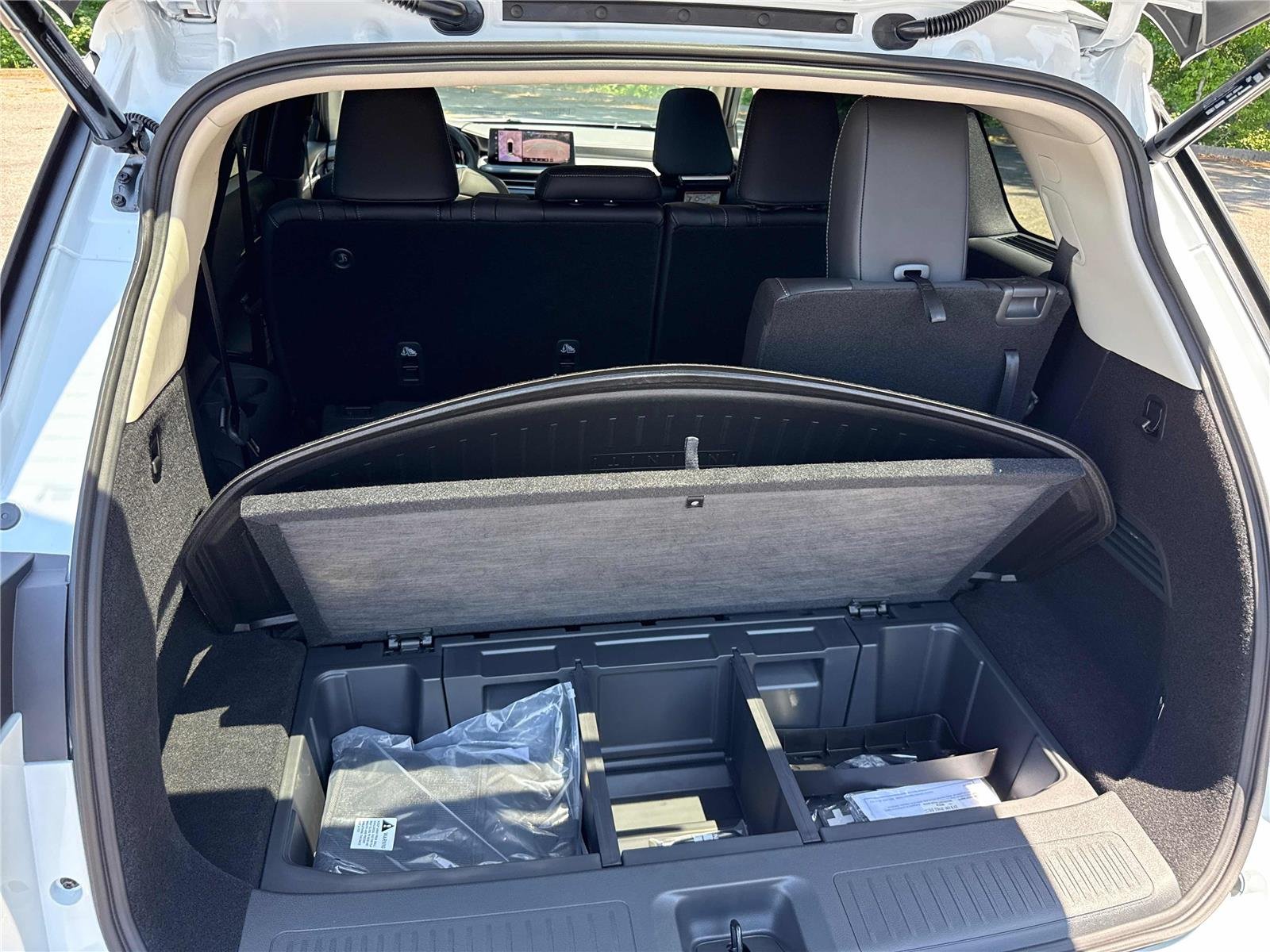 New 2027 RADIANT WHITE INFINITI Luxe FWD image 31