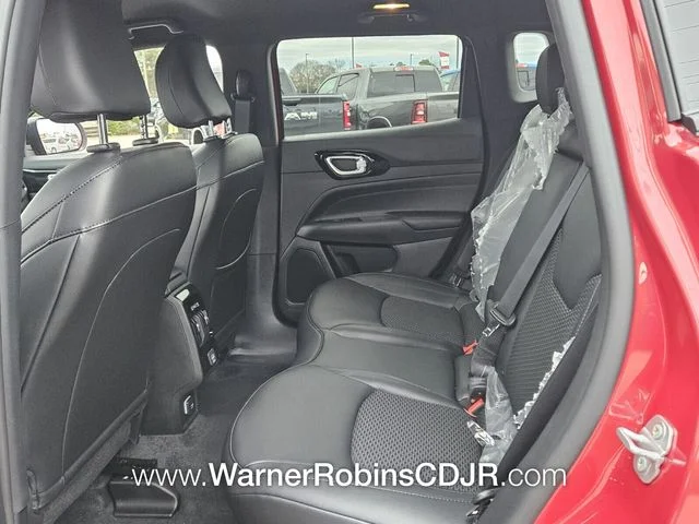 New 2026 Red Hot Pearl-Coat Exterior Paint Jeep Latitude image 6
