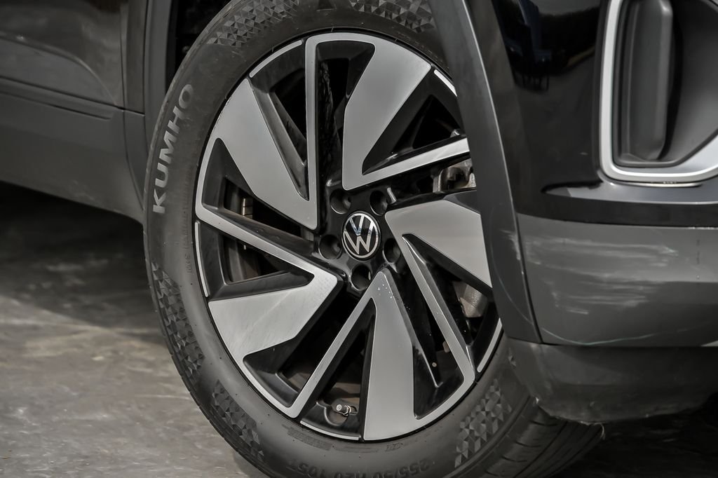 Used 2024  Volkswagen 2.0T SE w/Technology image 4