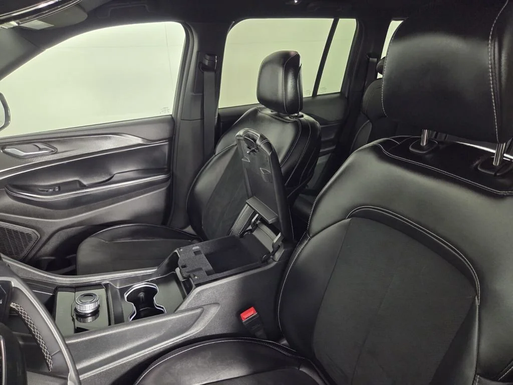 Used 2025 Silver Zynith Jeep Altitude image 23