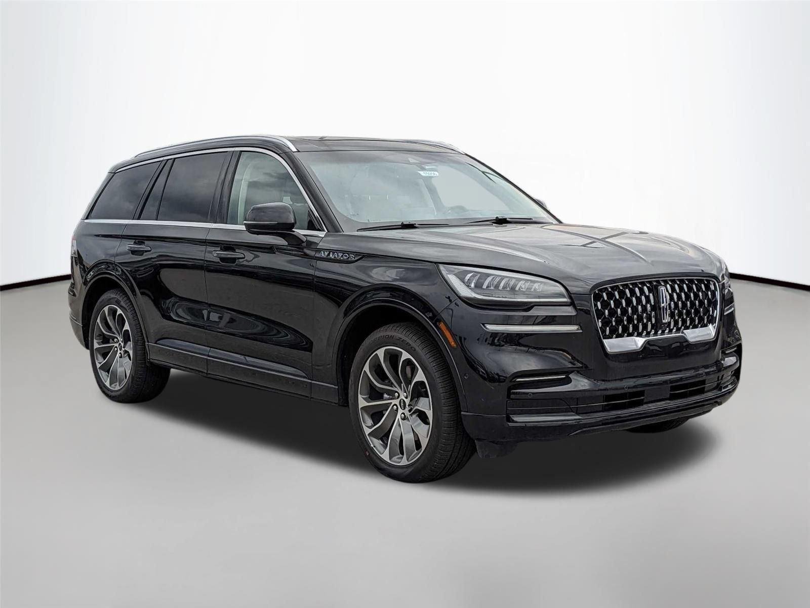 Used 2023 Infinite Black Metallic Lincoln Grand Touring image 3