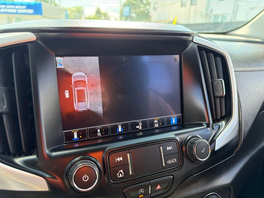 Used 2022 White GMC SLT image 42