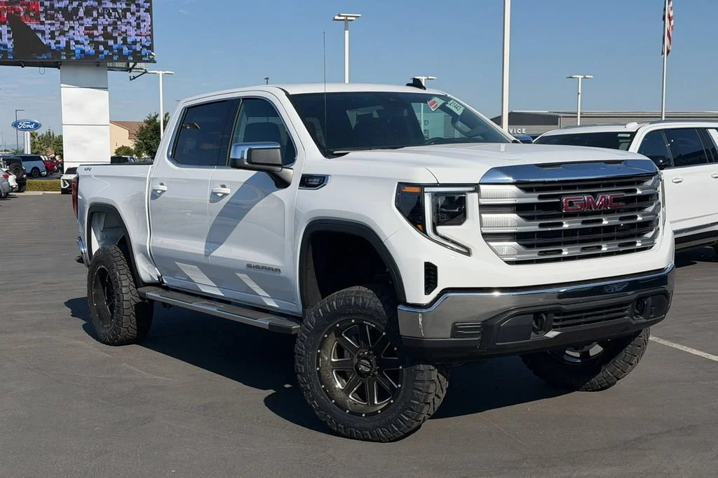 New 2026 Summit White GMC SLE image 2