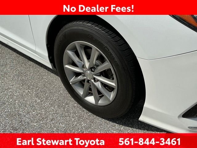 Used 2018 White Hyundai SE image 41
