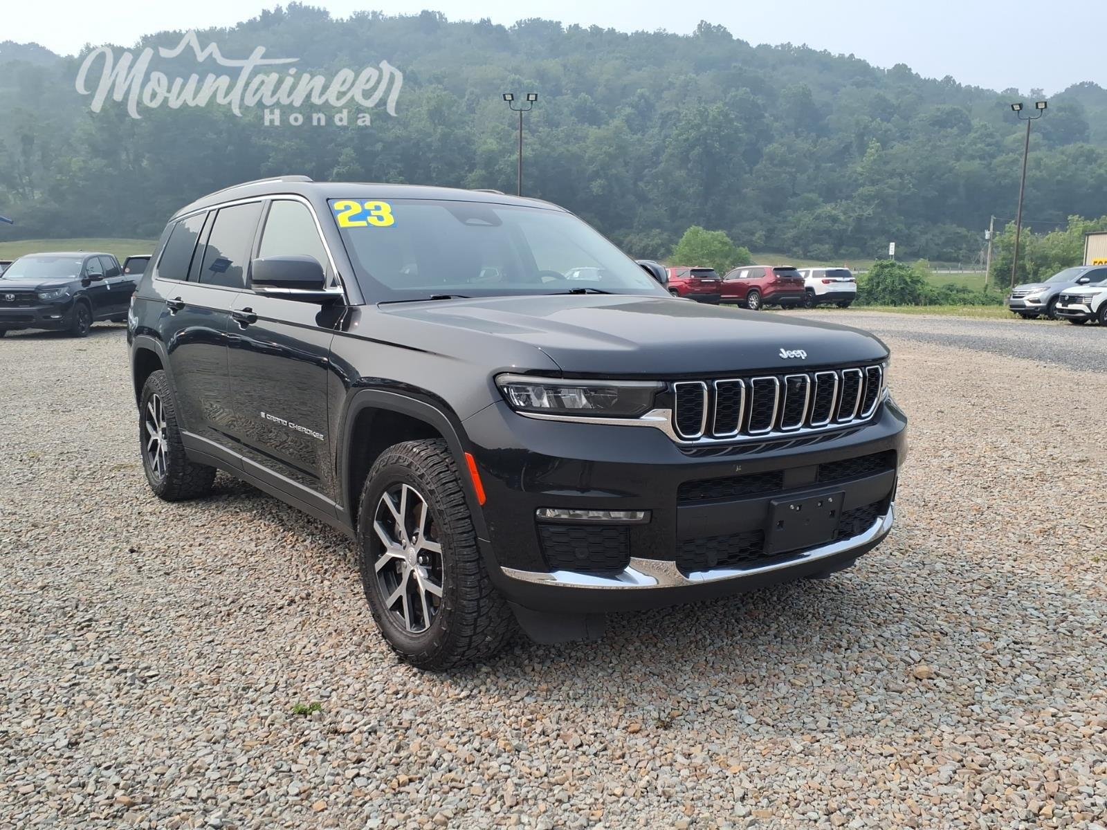 Used 2023 Diamond Black Crystal Pearlcoat Jeep Limited image 2