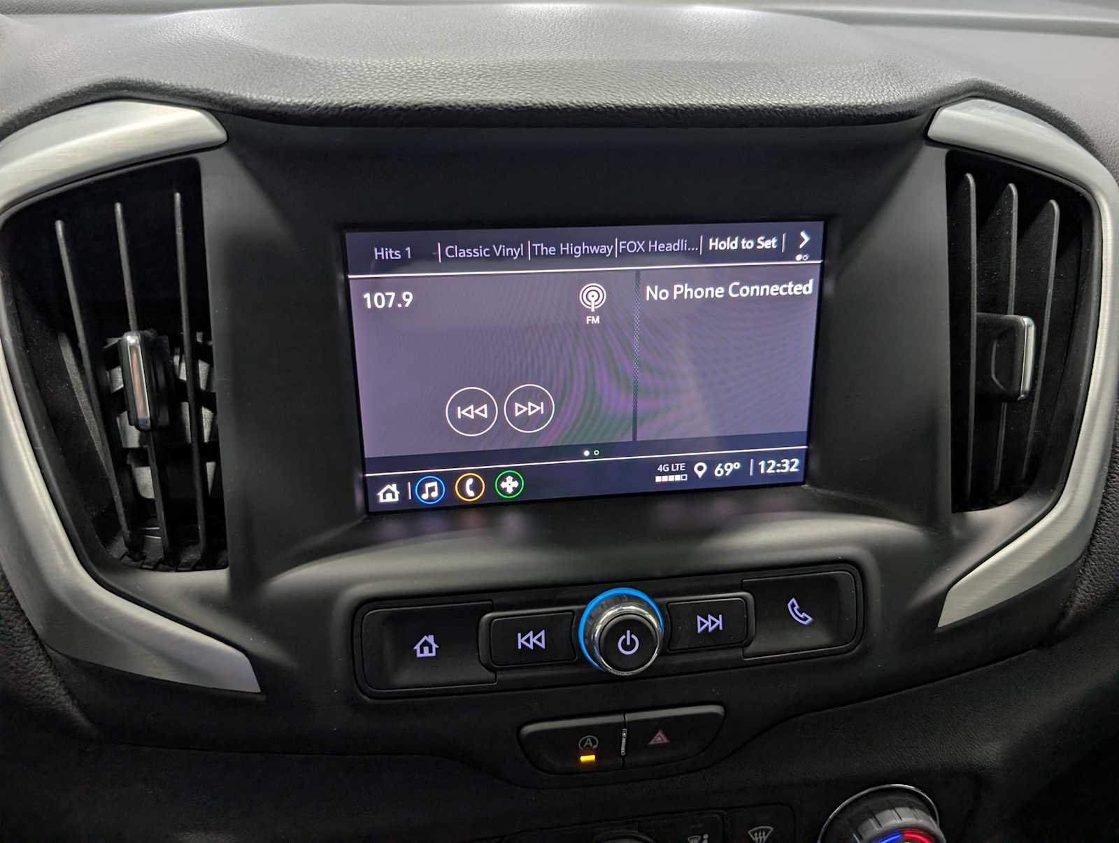 Used 2023 Summit White GMC SLE image 19