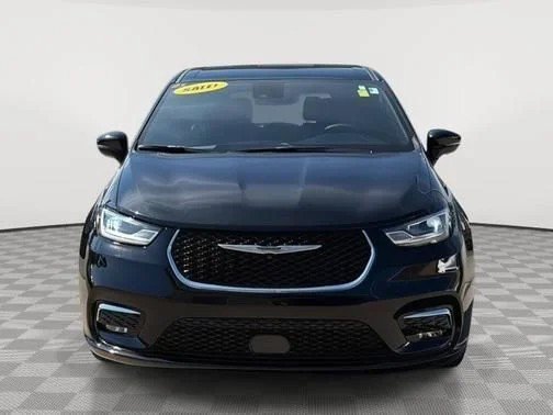 Used 2025 Diamond Black Chrysler Select image 7