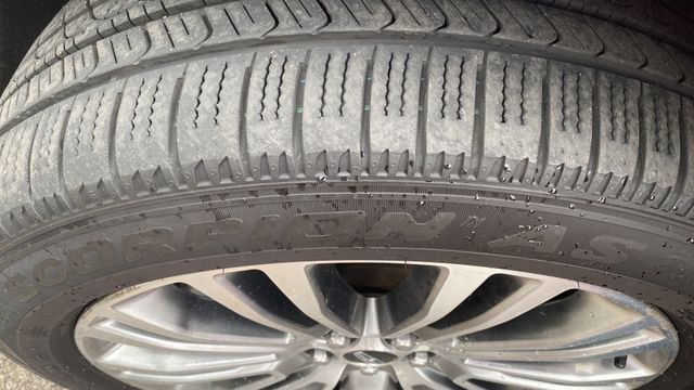 Used 2016 Ruby Red Metallic Lincoln Reserve image 29