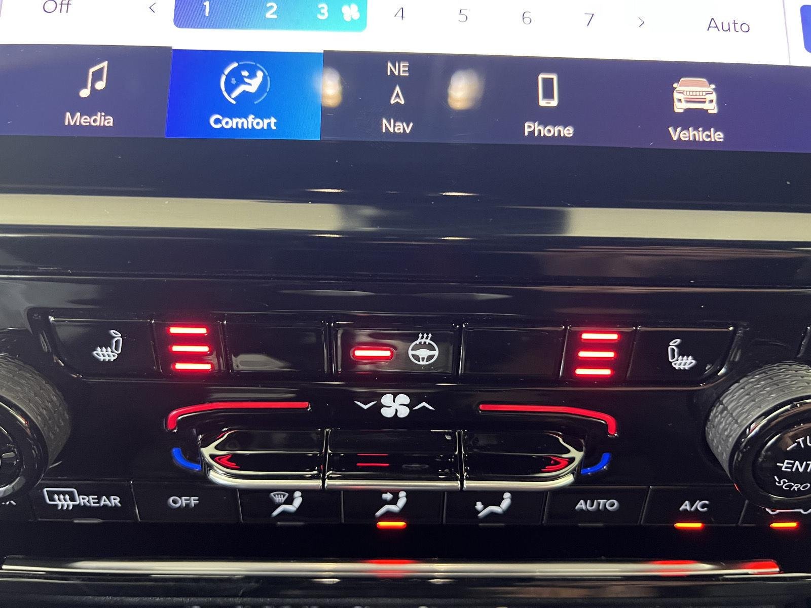 Used 2025 Wh Jeep  image 17