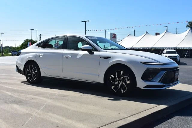 Used 2024 White Hyundai SEL image 4