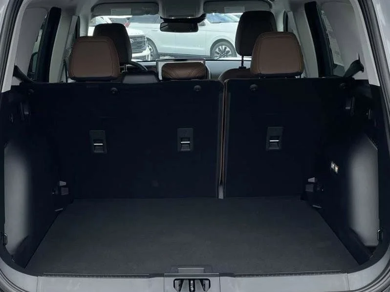 New 2025 Carbonized Gray Metallic Ford Outer Banks® image 11
