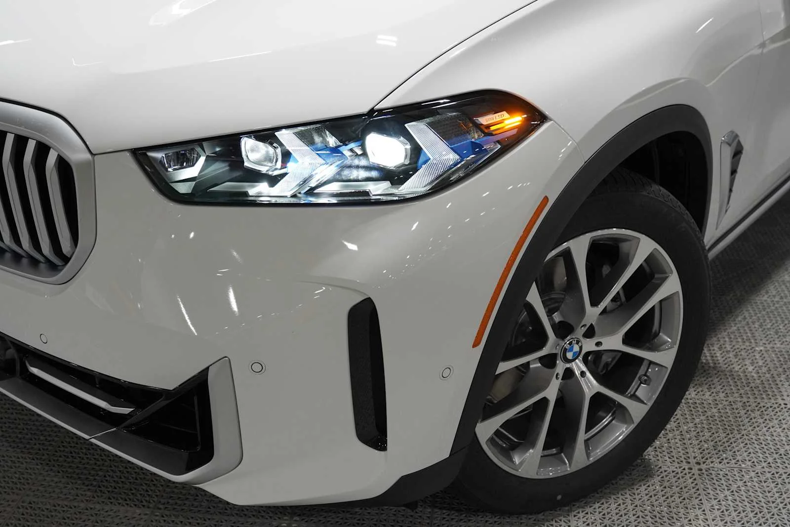 New 2026 Alpine White BMW xDrive40i image 6