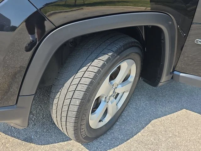 Used 2018 Black Jeep Latitude image 32