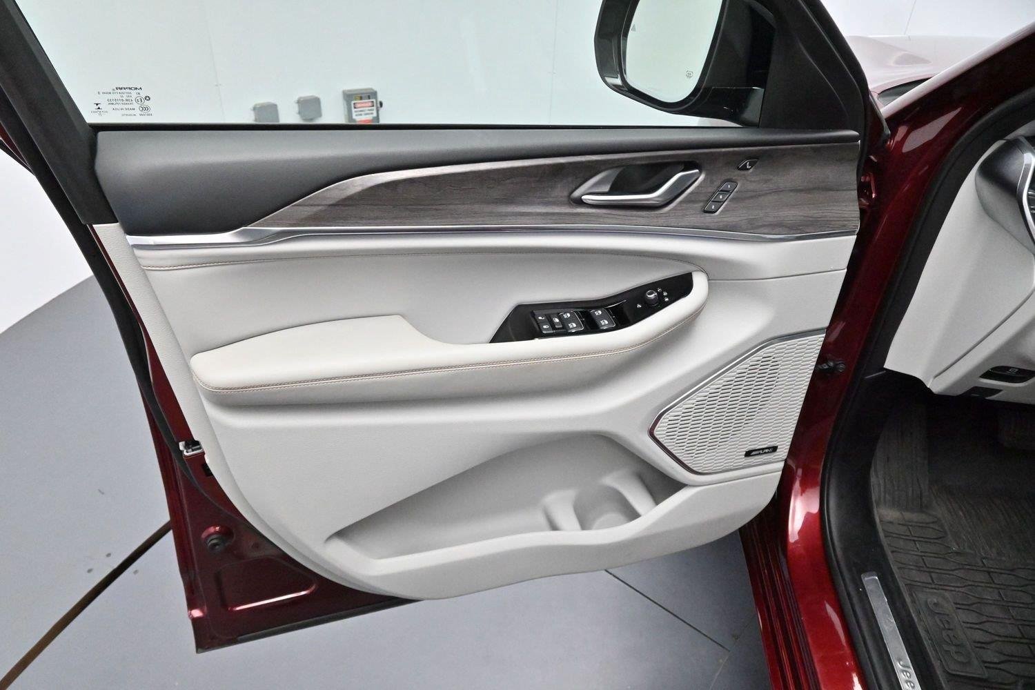 Used 2022 Velvet Red Pearlcoat Jeep Overland image 9