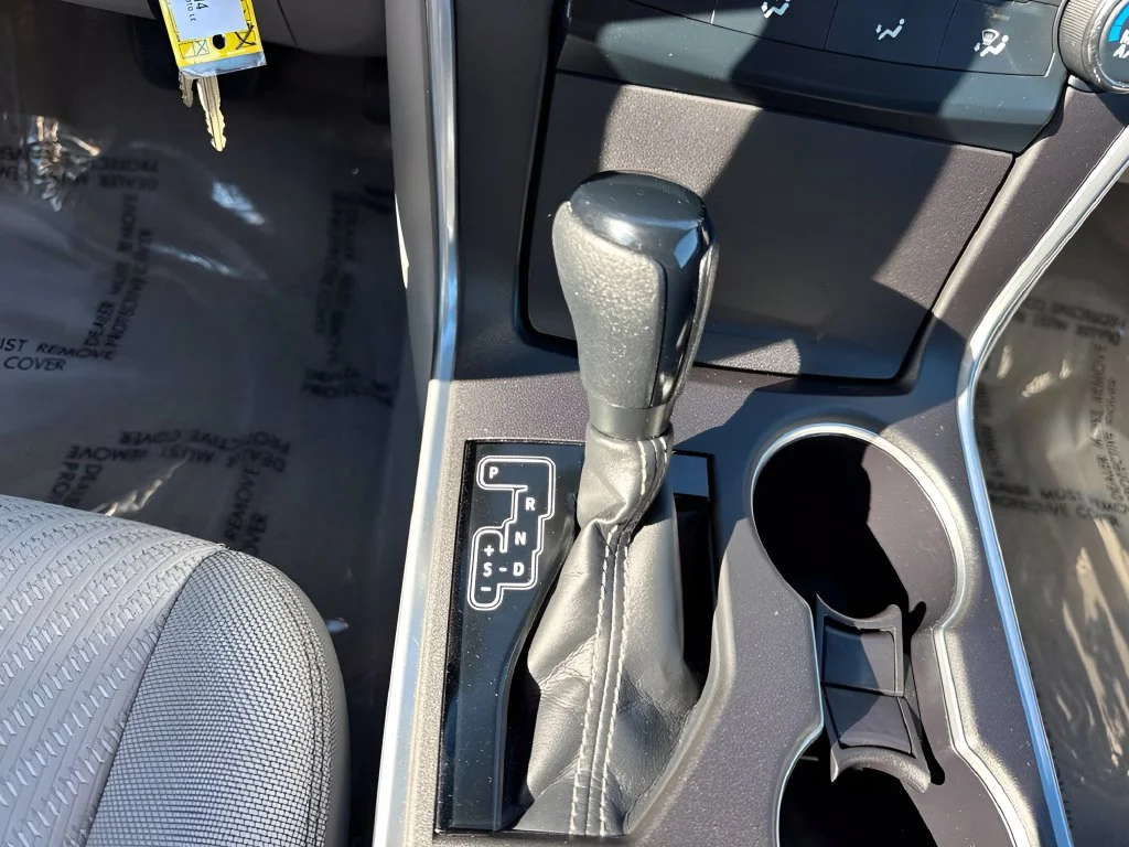 Used 2015 White Toyota LE image 12