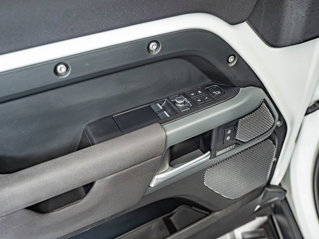 Used 2023 Fuji White Land Rover X-Dynamic SE image 19