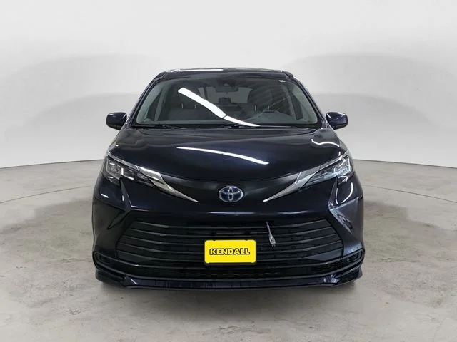 Used 2022  Toyota LE image 8