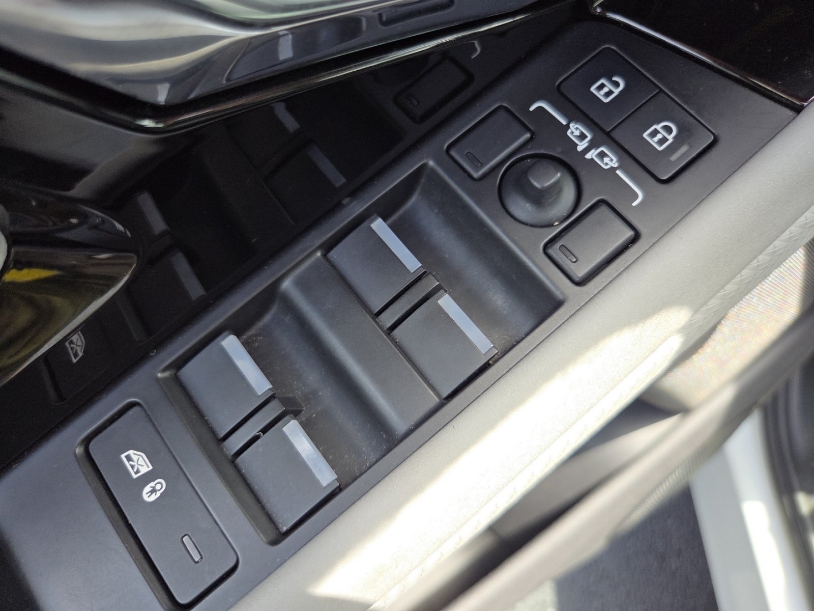 Used 2023 Fuji White Land Rover Dynamic image 32