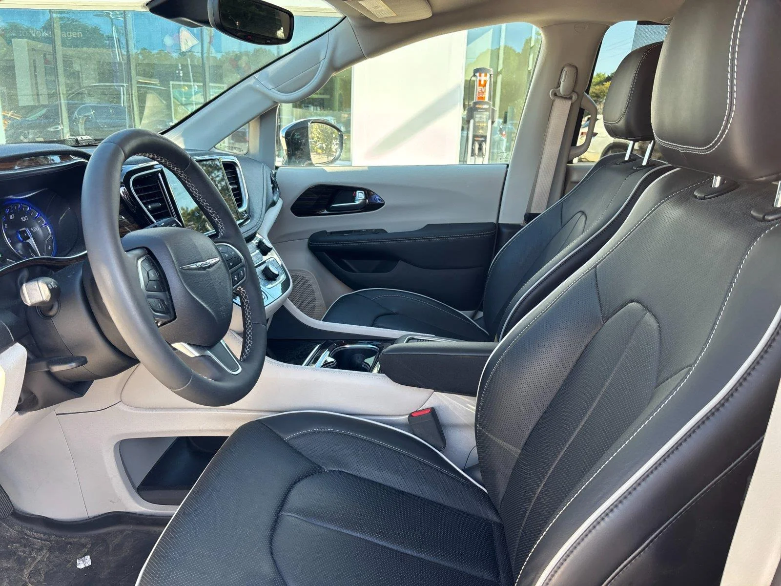 Used 2023  Chrysler Limited image 14