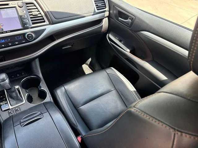 Certified Used 2018 BLIZZARD PEARL Toyota XLE image 24