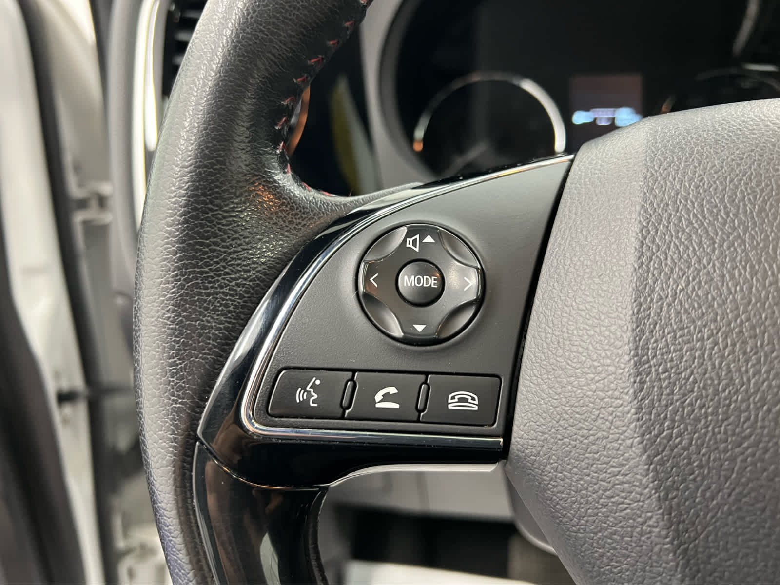 Used 2020 Pearl White Mitsubishi LE image 15