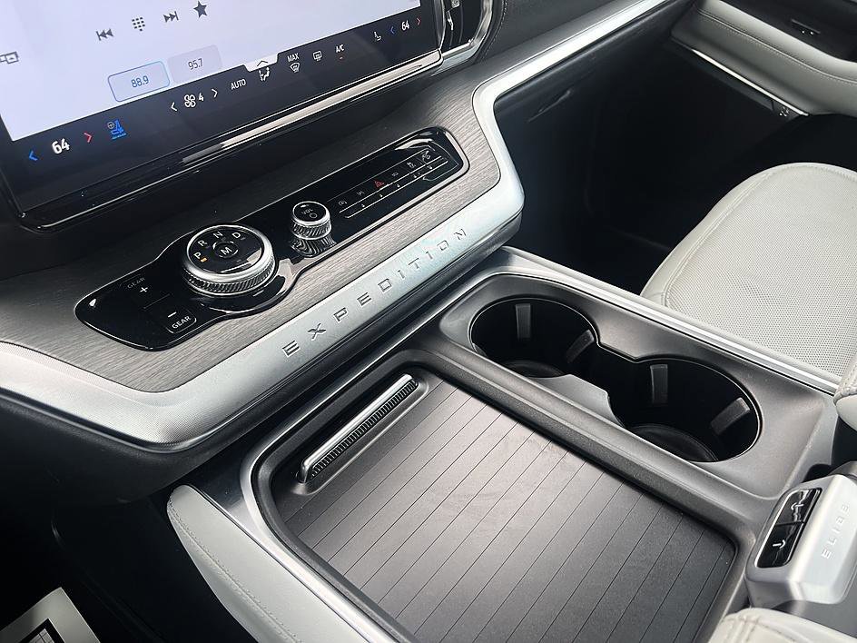 Used 2025 Black Metallic Ford Platinum image 19
