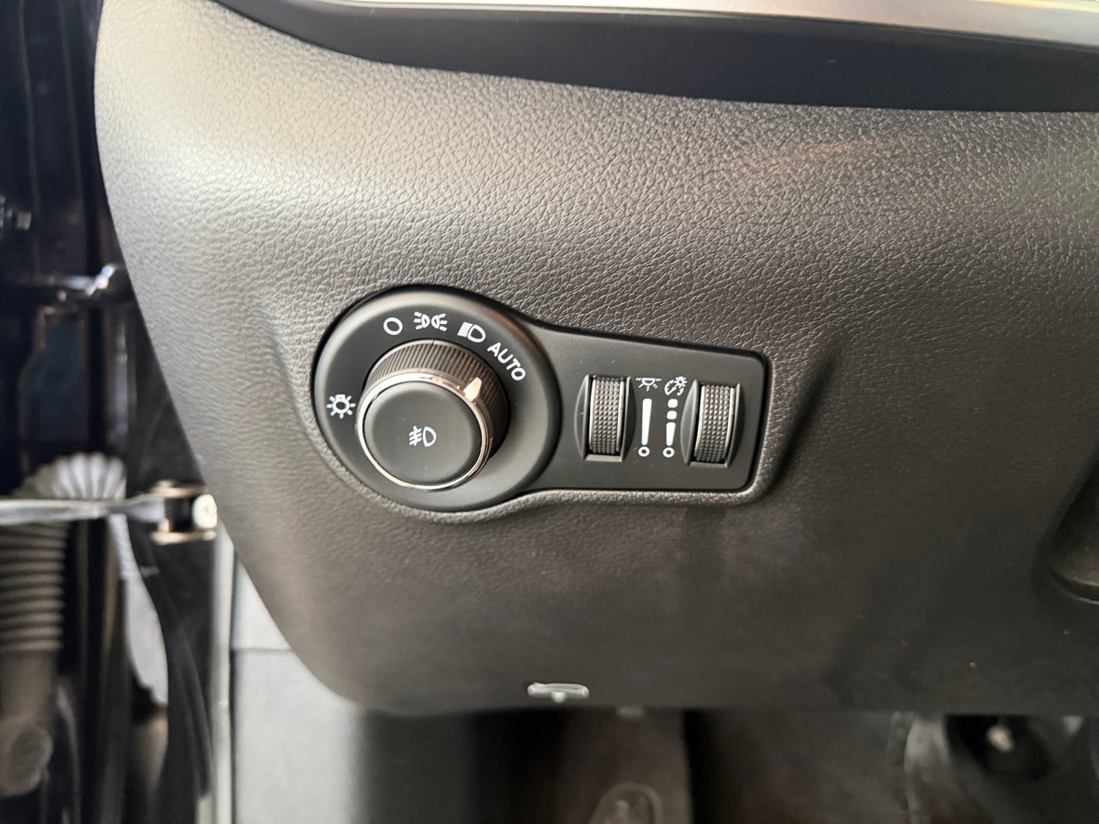 Used 2023 Diamond Black Crystal Pearlcoat Jeep Latitude image 17