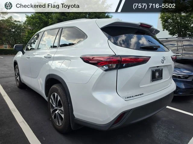 Used 2025 Wind Chill Pearl Toyota XLE image 4