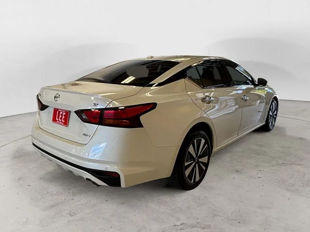Used 2020 White Nissan 2.5 SL image 5