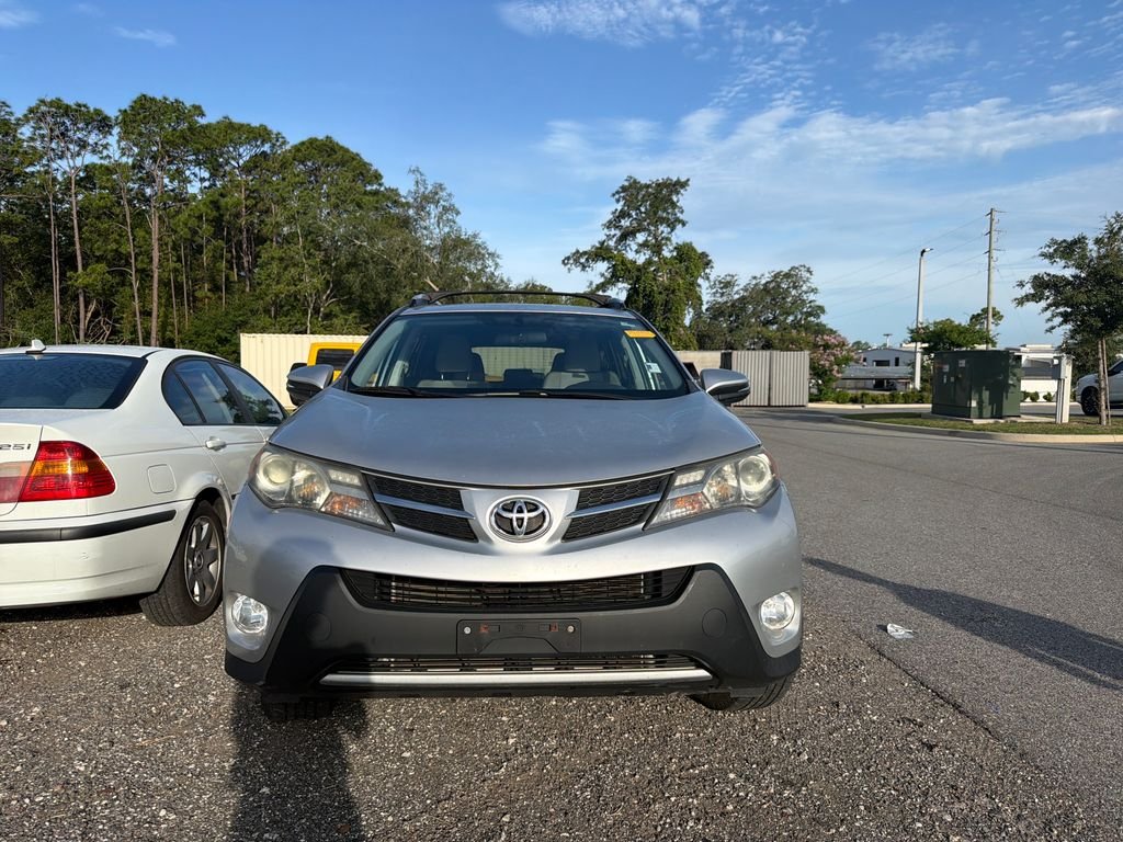 Used 2015 Silver Toyota XLE image 2