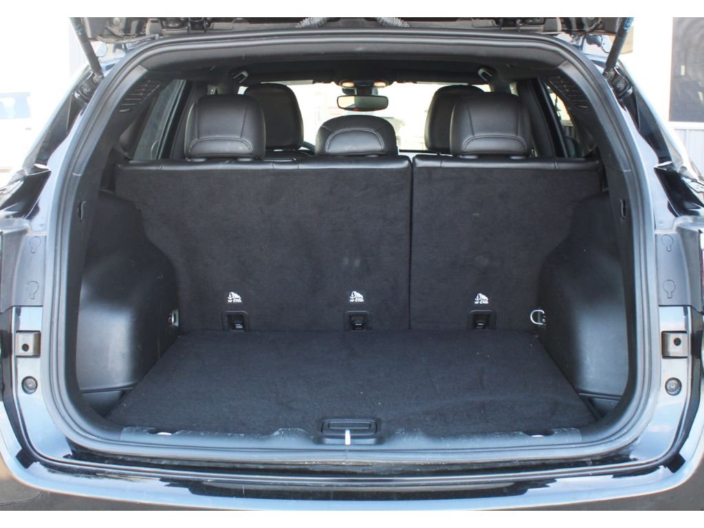 Used 2024 Diamond Black Crystal Pearlcoat Jeep Latitude image 18