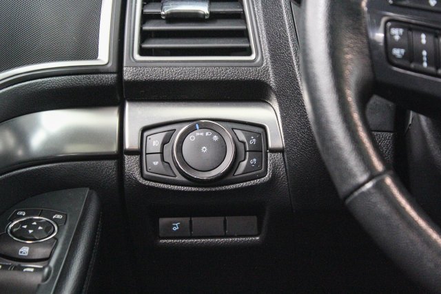 Used 2018 White Platinum Clearcoat Metallic Ford XLT image 18