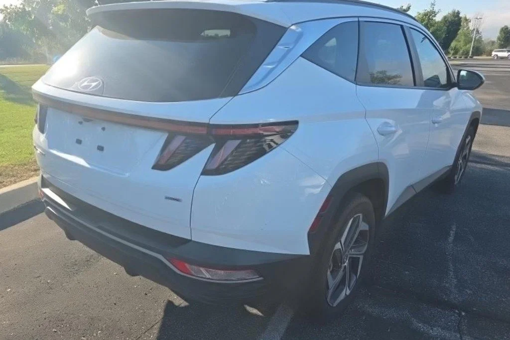 Used 2024 White Hyundai SEL image 2