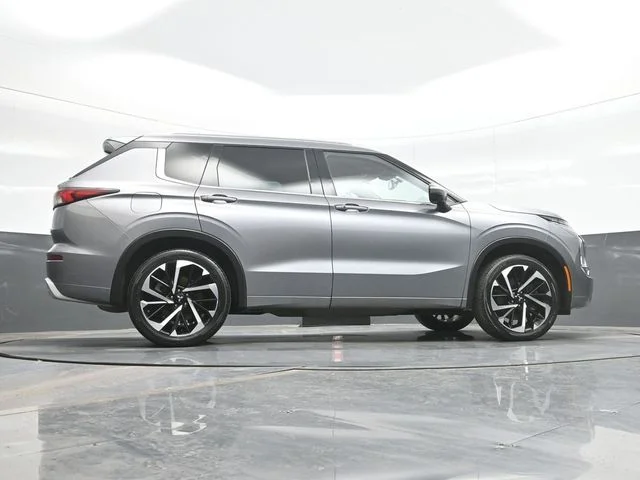 Used 2022  Mitsubishi SEL image 25
