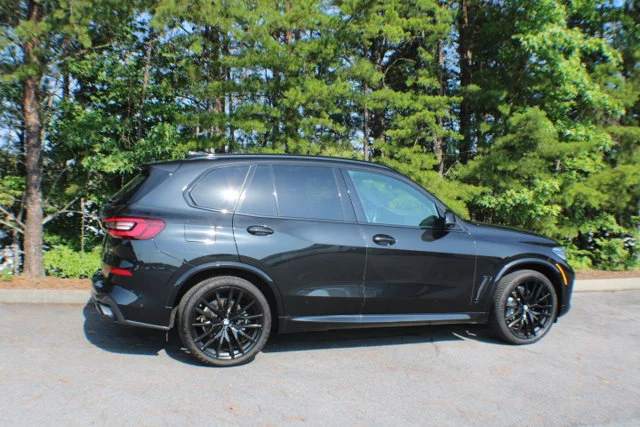Used 2023 Black Sapphire Metallic BMW xDrive40i image 2