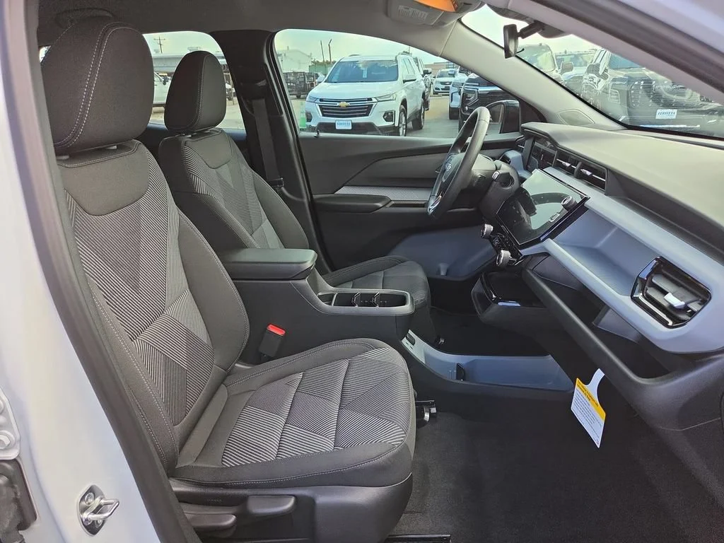 New 2027 Summit White Chevrolet LT image 18