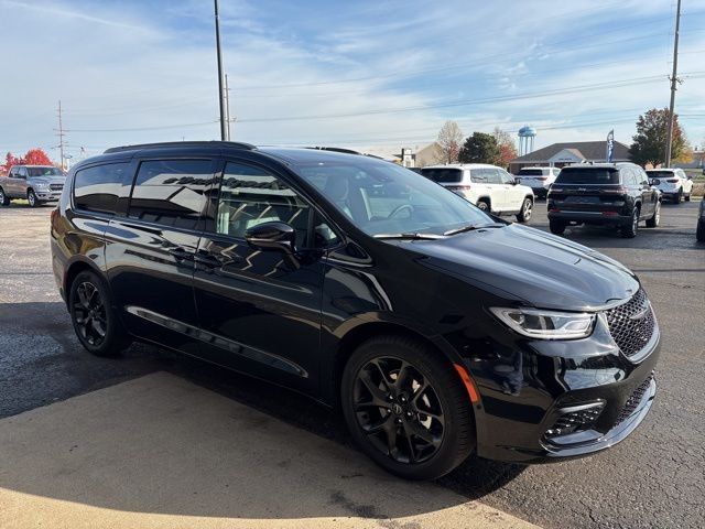 New 2026 Diamond Black Crystal Pearl-Coat Exterior Paint Chrysler Select image 8