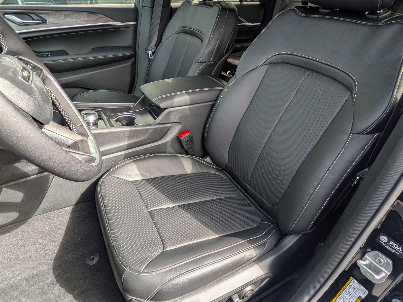 New 2026 Diamond Black Crystal Pearl-Coat Exterior Paint Jeep Limited Reserve image 25