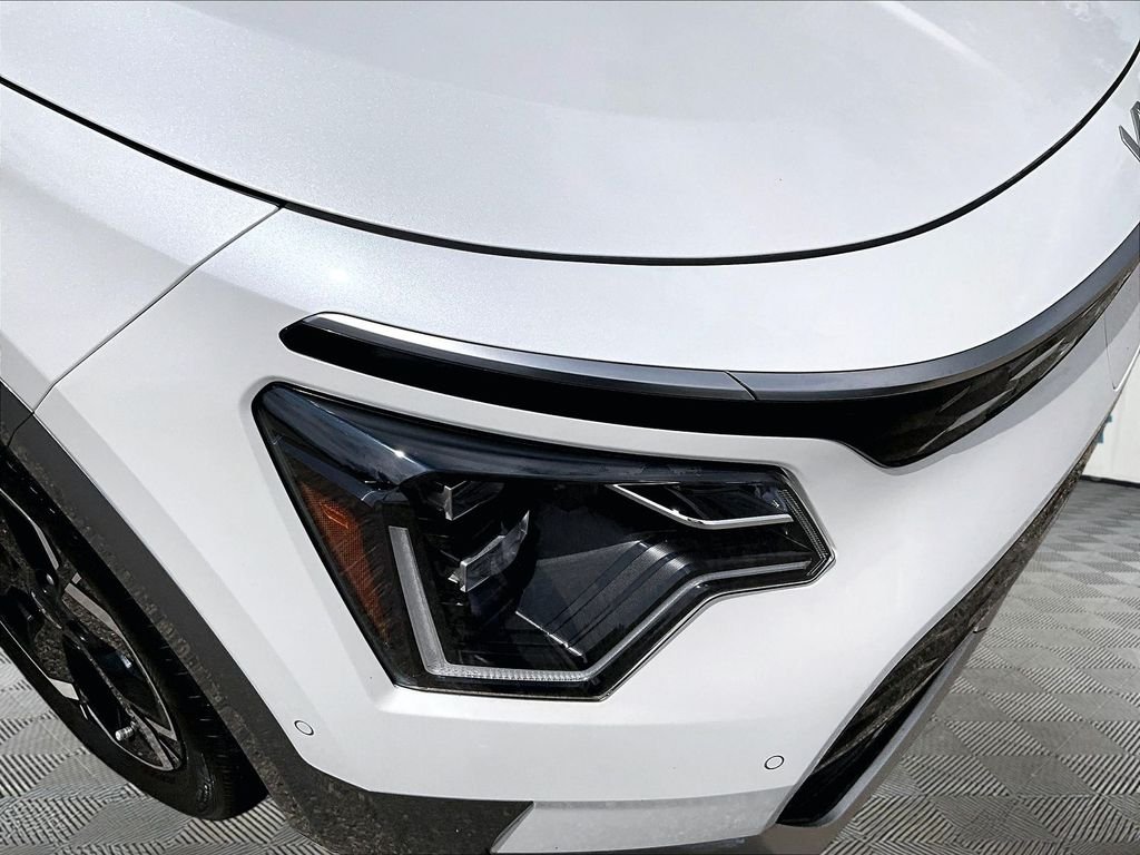 Used 2023 White Kia Wave image 32