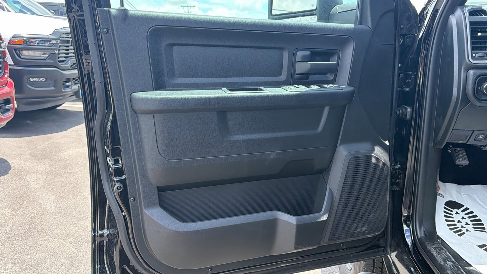 New 2026 Diamond Black Crystal Pearl-Coat Exterior Paint RAM Tradesman image 9