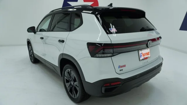 New 2026 Pure White w/Deep Black Roof Volkswagen SE Black image 10