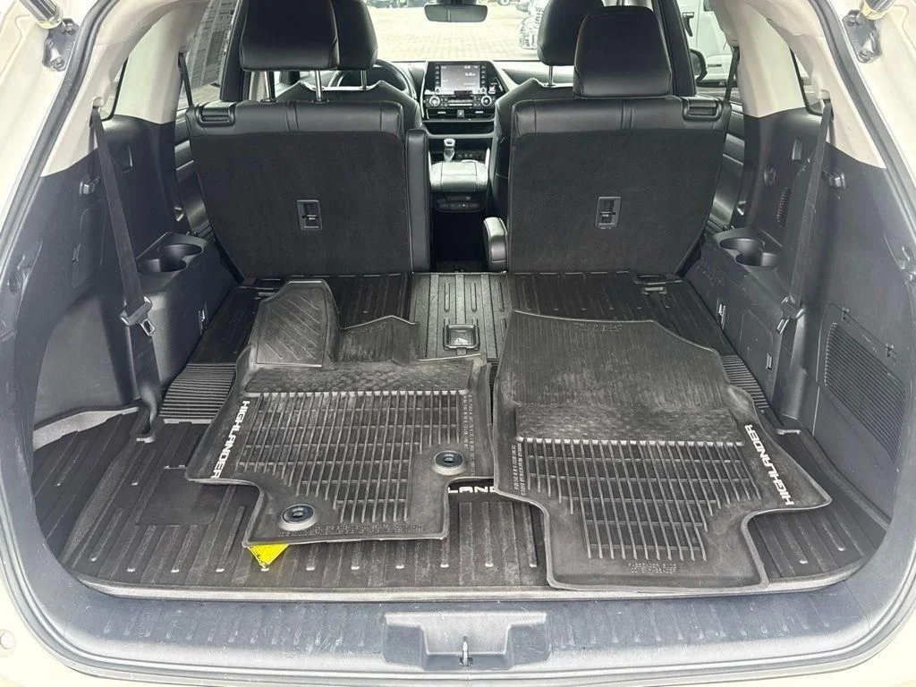 Used 2020 White Toyota XLE image 25